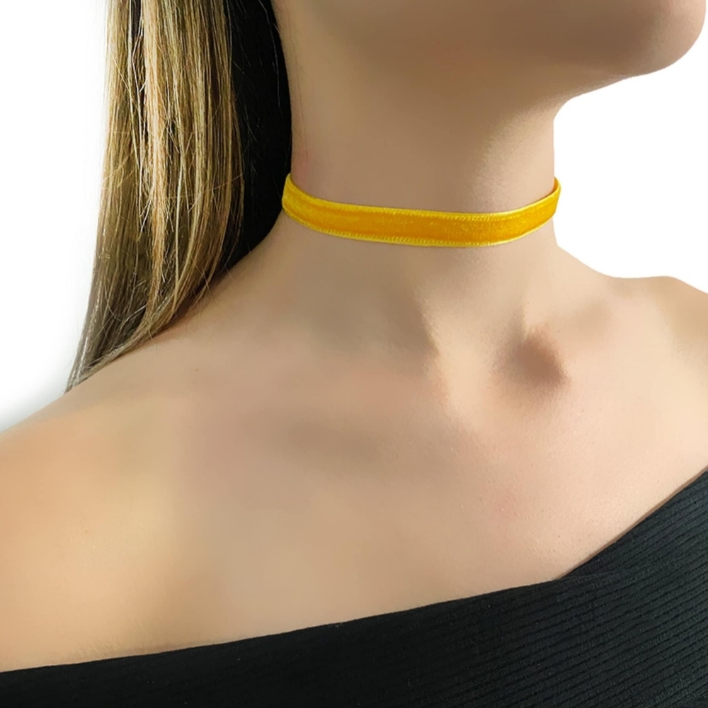 Velvet choker 💛